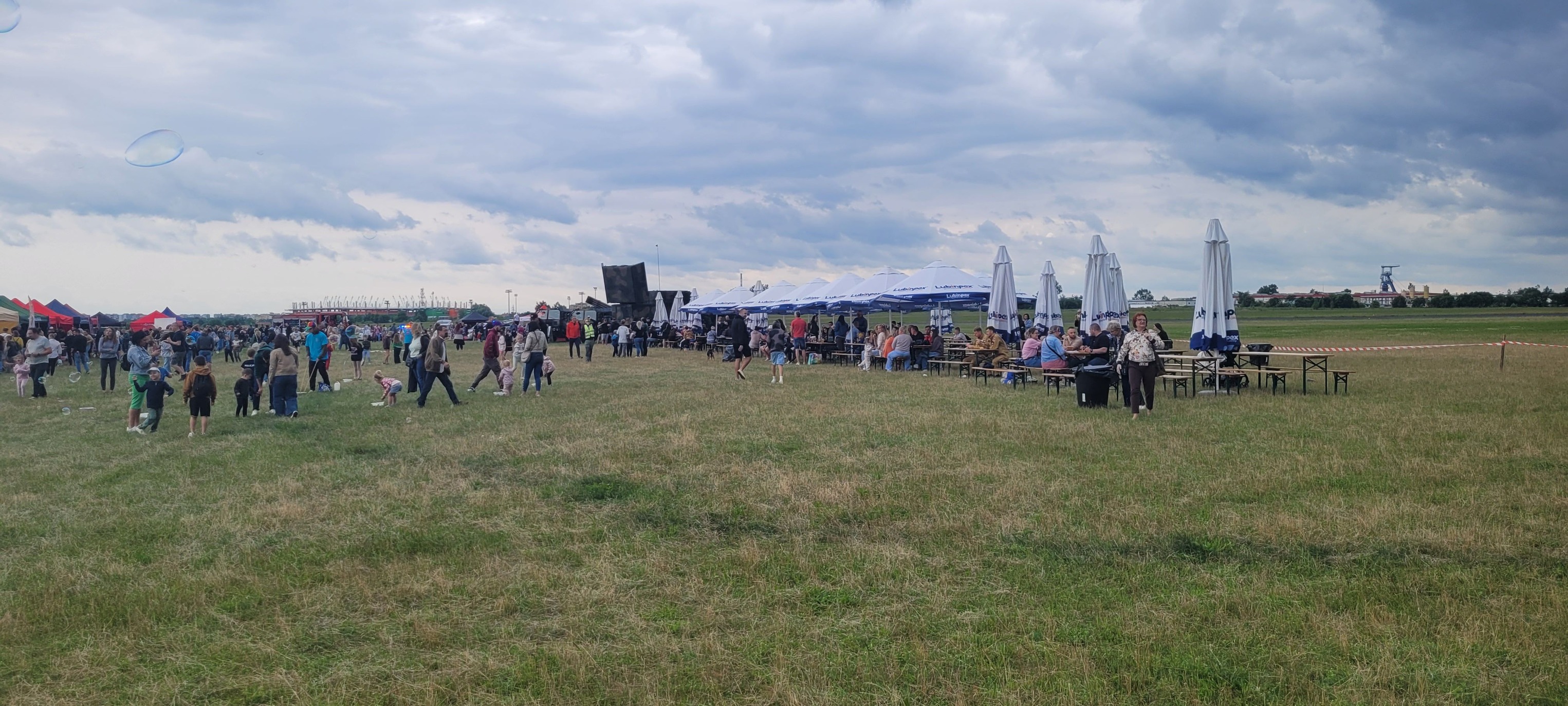 Rodzinny festyn na lotnisku w Lubinie – wspólna inicjatywa Zarządów Terenowych NSZZ Policjantów z Lubina i Legnicy