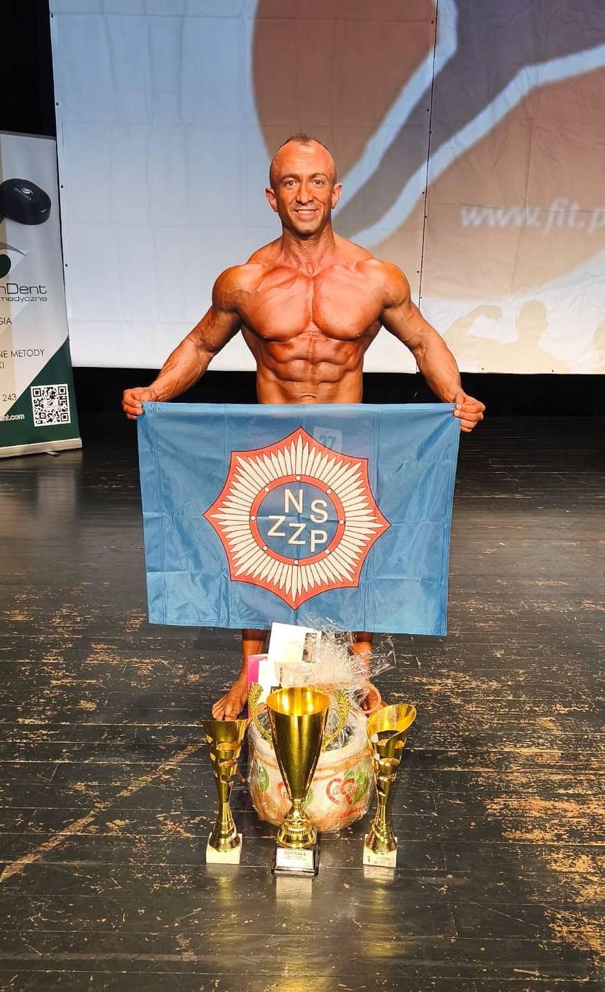 Policjant z Wielkopolski mistrzem kulturystyki – potrójne złoto dla asp. Andrzeja Karpińskiego