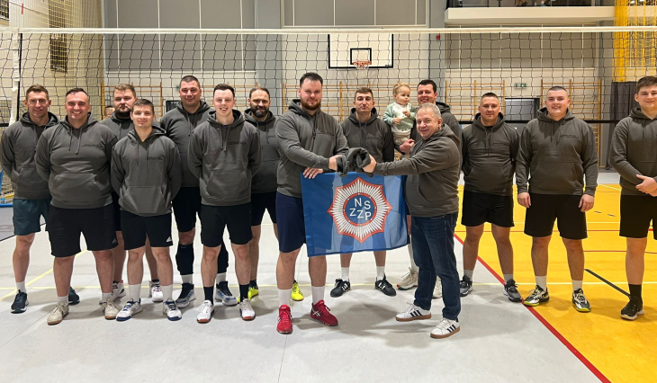 Policjanci z Międzychodu na sportowo – rywalizacja i integracja podczas turnieju siatkówki