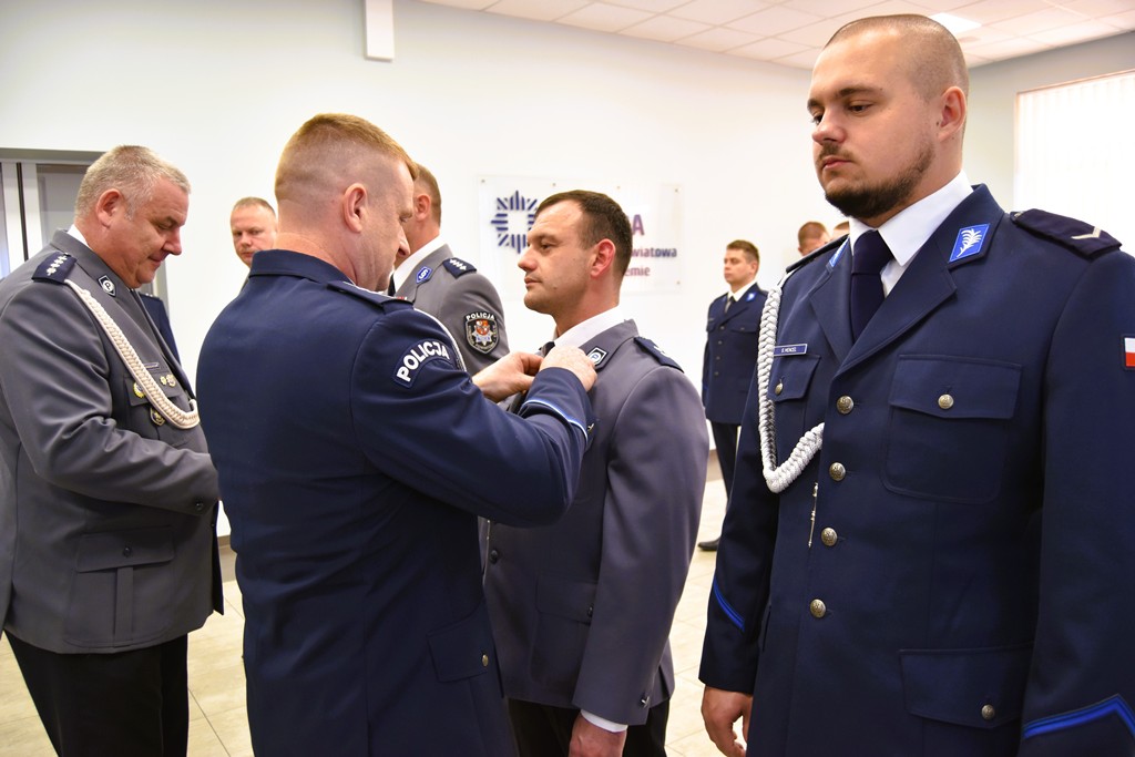 Policjanci mianowani na wyższe stopnie i uhonorowani za zasługi