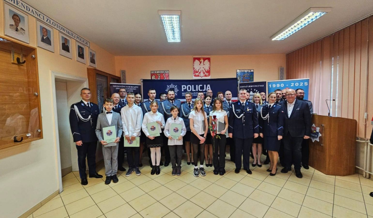 Uroczysta zbiórka w KPP Złotów – pierwsza edycja stypendiów naukowych i wyróżnienia związkowe