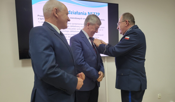 Dyrektorzy odznaczeni Medalem-Krzyża 35-lecia powstania NSZZ Policjantów