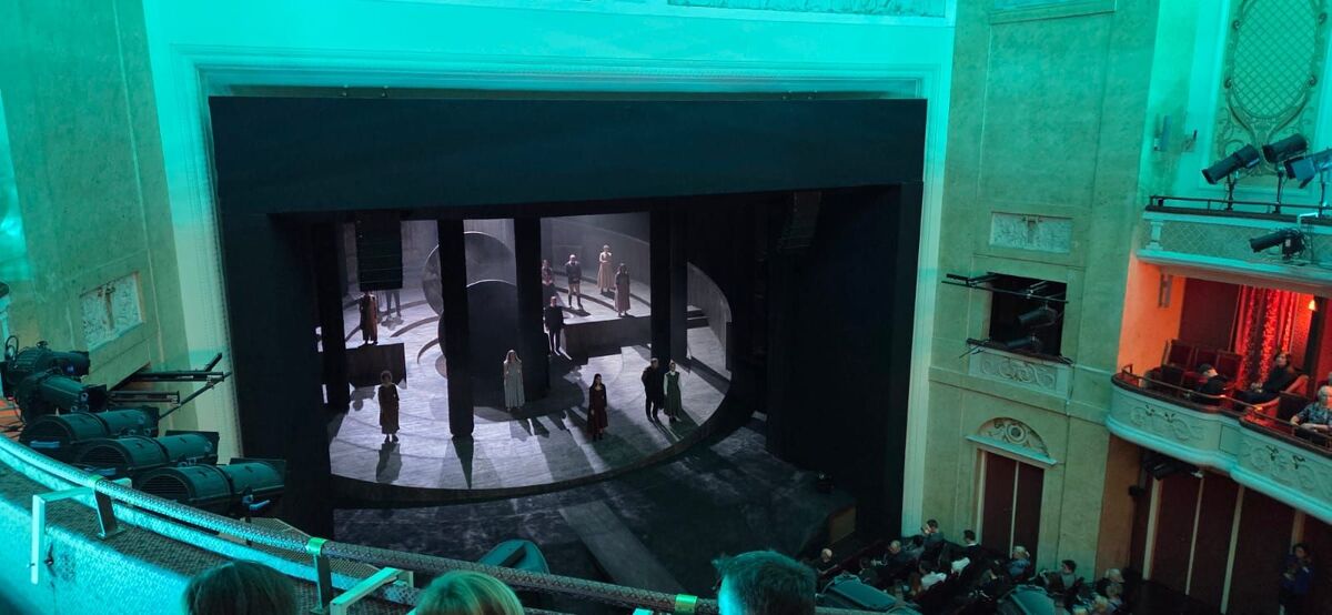 Kultura, integracja i wspólne chwile poza służbą. Ponad 100 osób na wyjeździe do teatru zorganizowanym przez NSZZ Policjantów w Legionowie